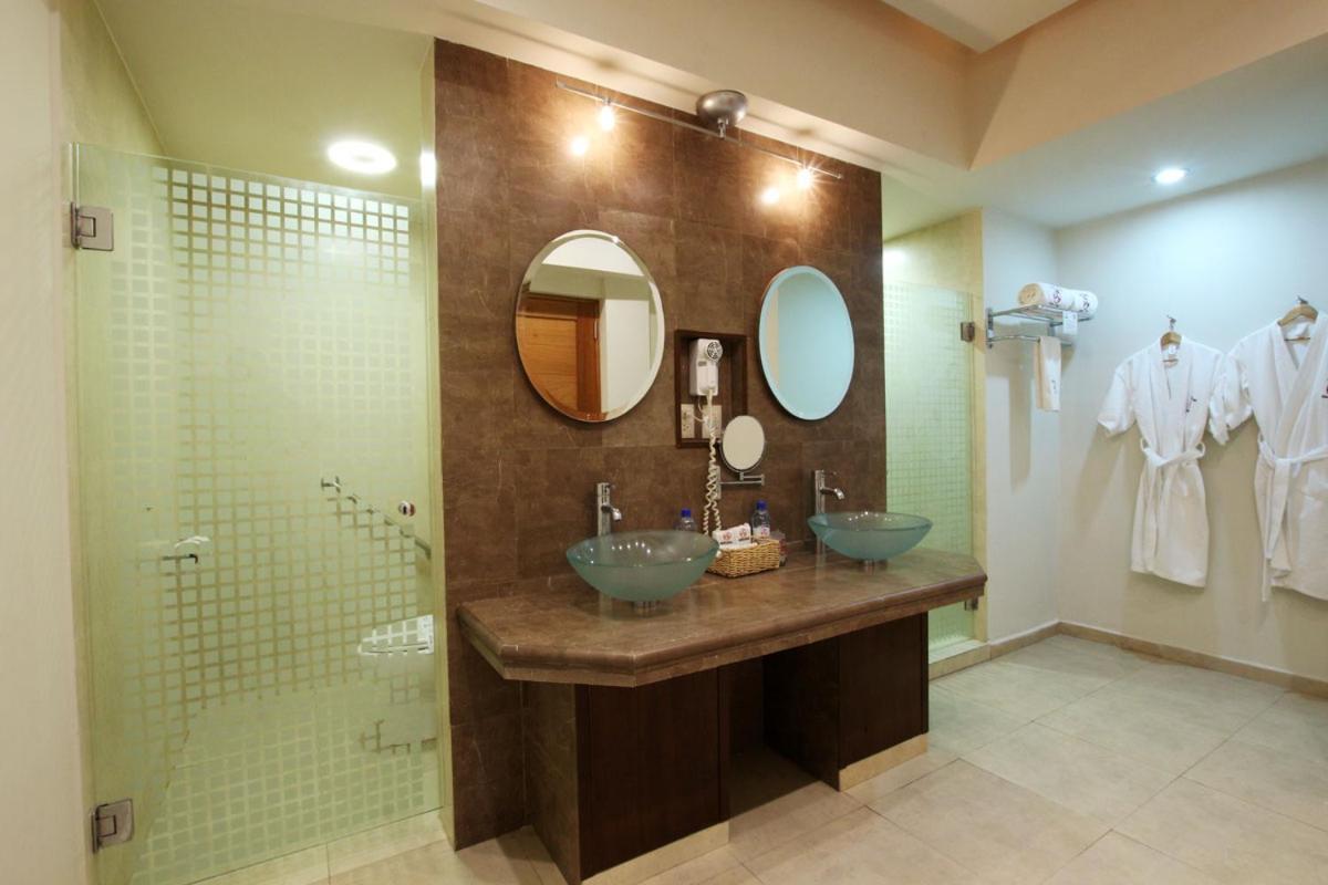 Hotel Colon Plaza Business Class Nuevo Laredo Bagian luar foto